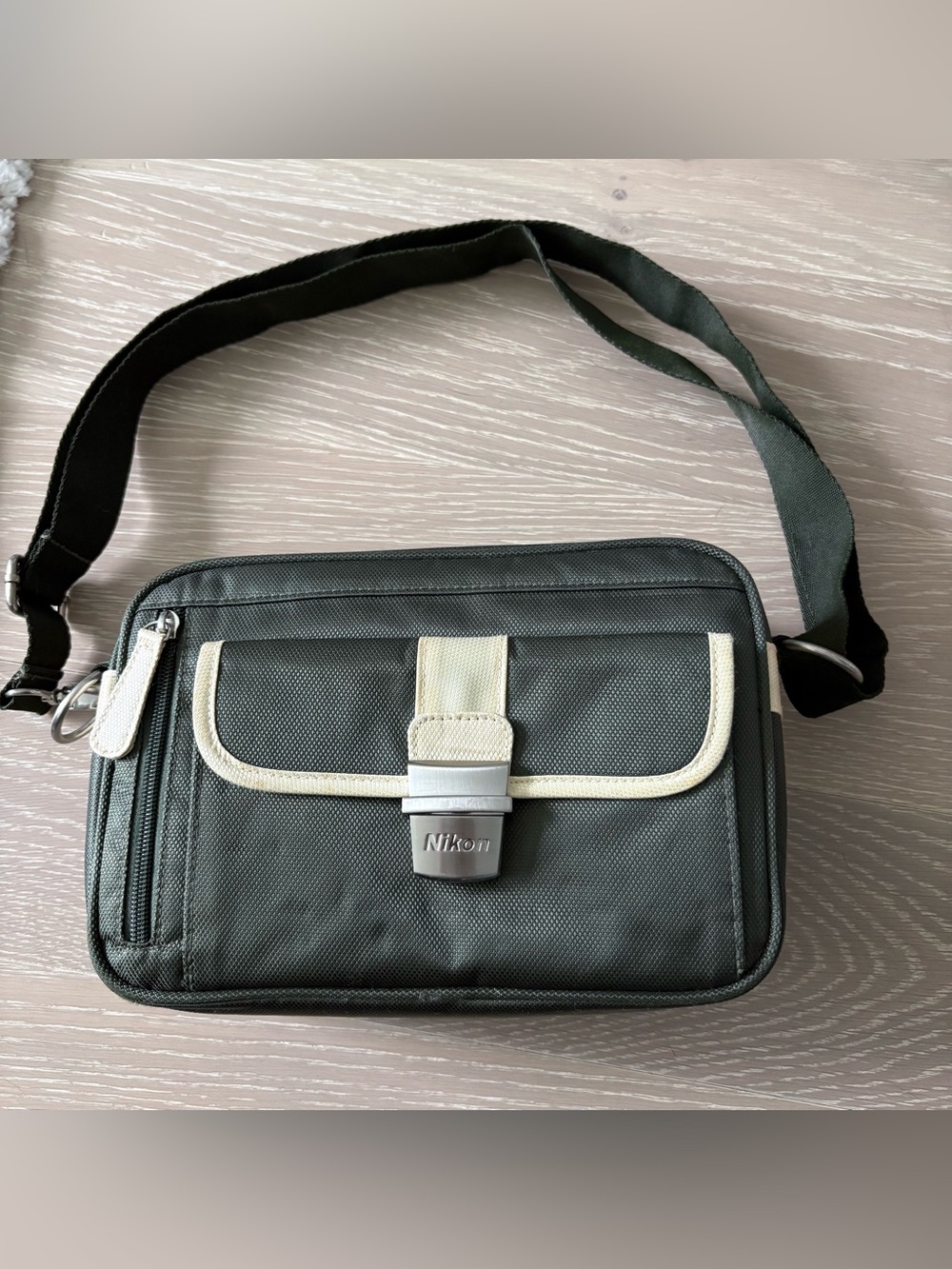Nikon 1 Green Messenger Bag with Cream Trim